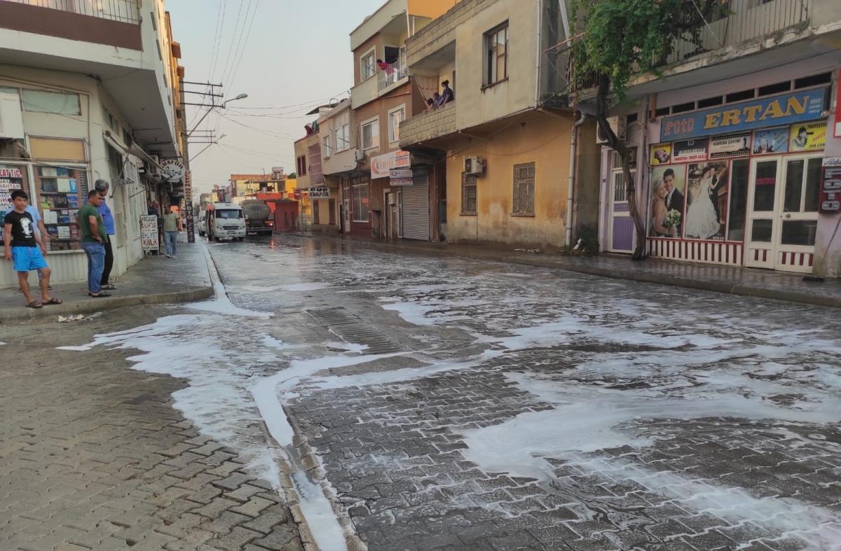 Adana'da koronavirüs korkusu yüzünden mahalleyi çamaşır sularıyla yıkadılar