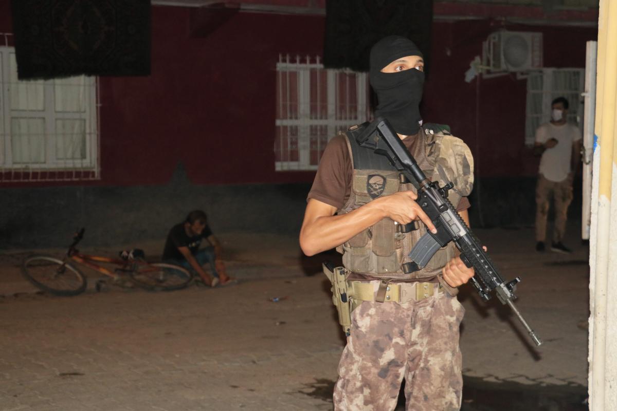 Adana'da evli bir kadını takip eden kişi dayak yedi