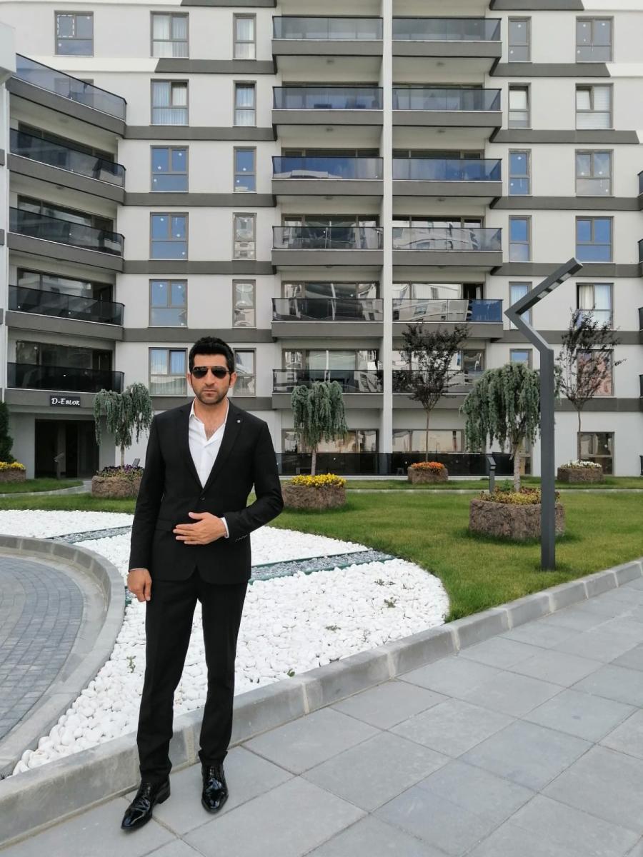 Hakkarili Mesut Yılmaz, Kenan İmirzalıoğlu’na benzerliğiyle dikkat çekiyor