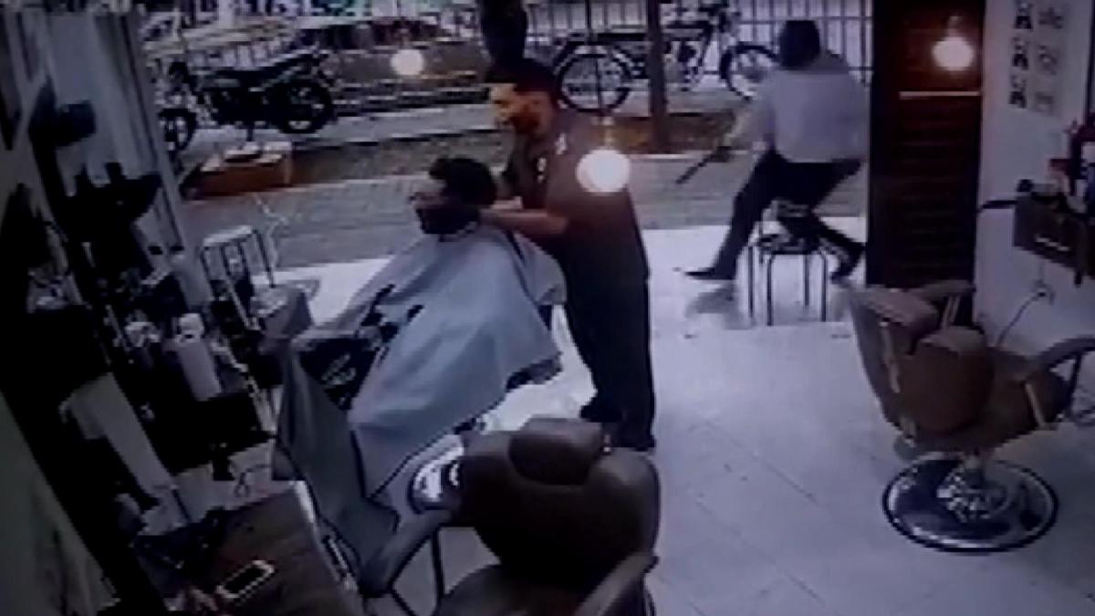 Kolombiya'da berber koltuğundaki müşteriye infaz