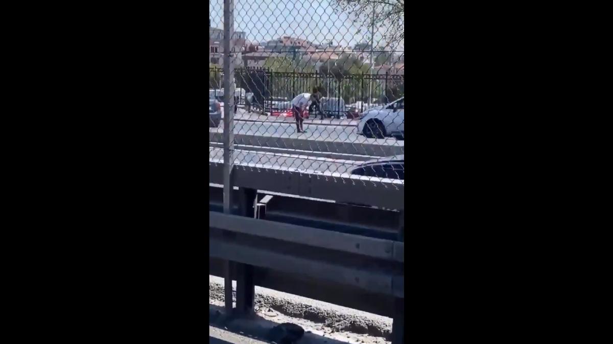 Bahçelievler'de bir kişi yolun ortasında namaz kıldı