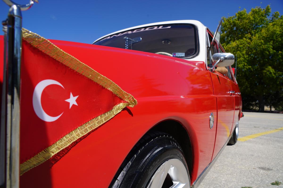 Elazığ'da bin TL'ye aldığı aracı lüks otomobile çevirdi