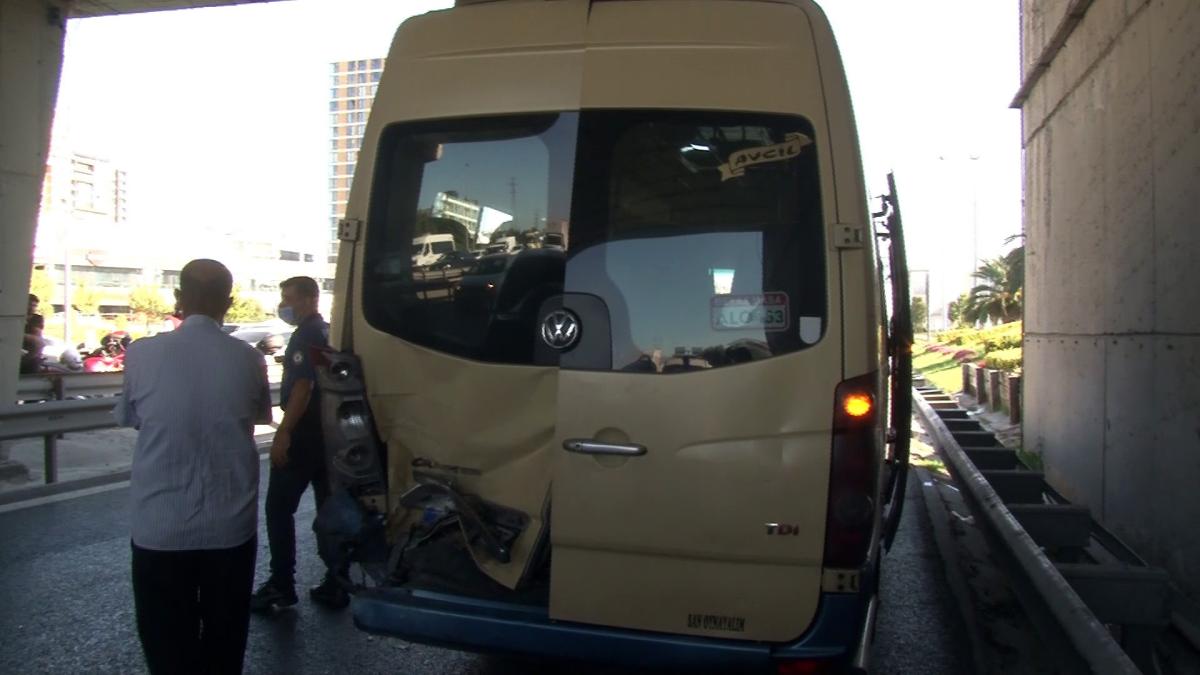 İstanbul'da kaza yapan minibüste, bebeğiyle yola savruldu