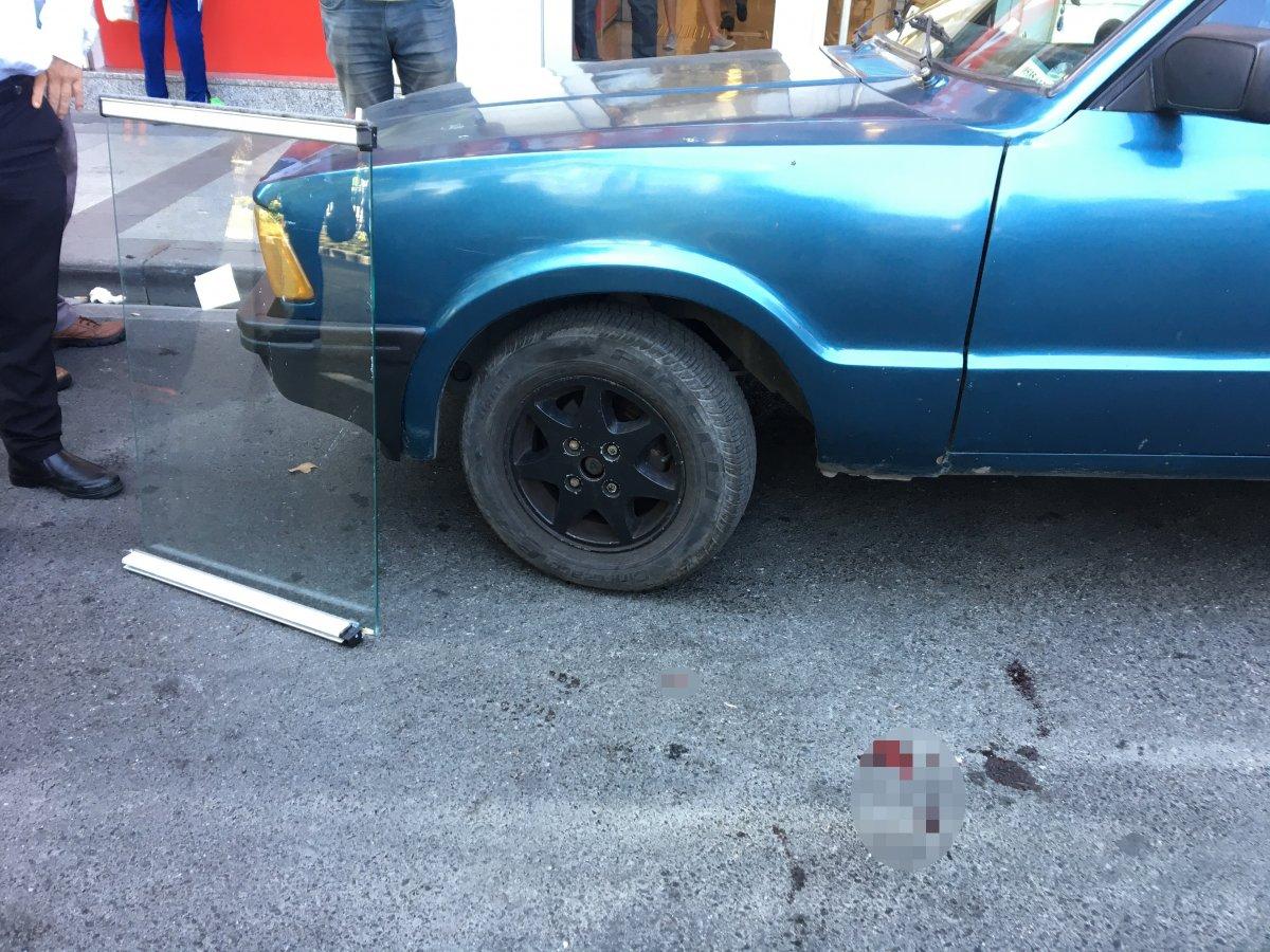 Şişli'de yoldan geçen gencin kafasına cam düştü