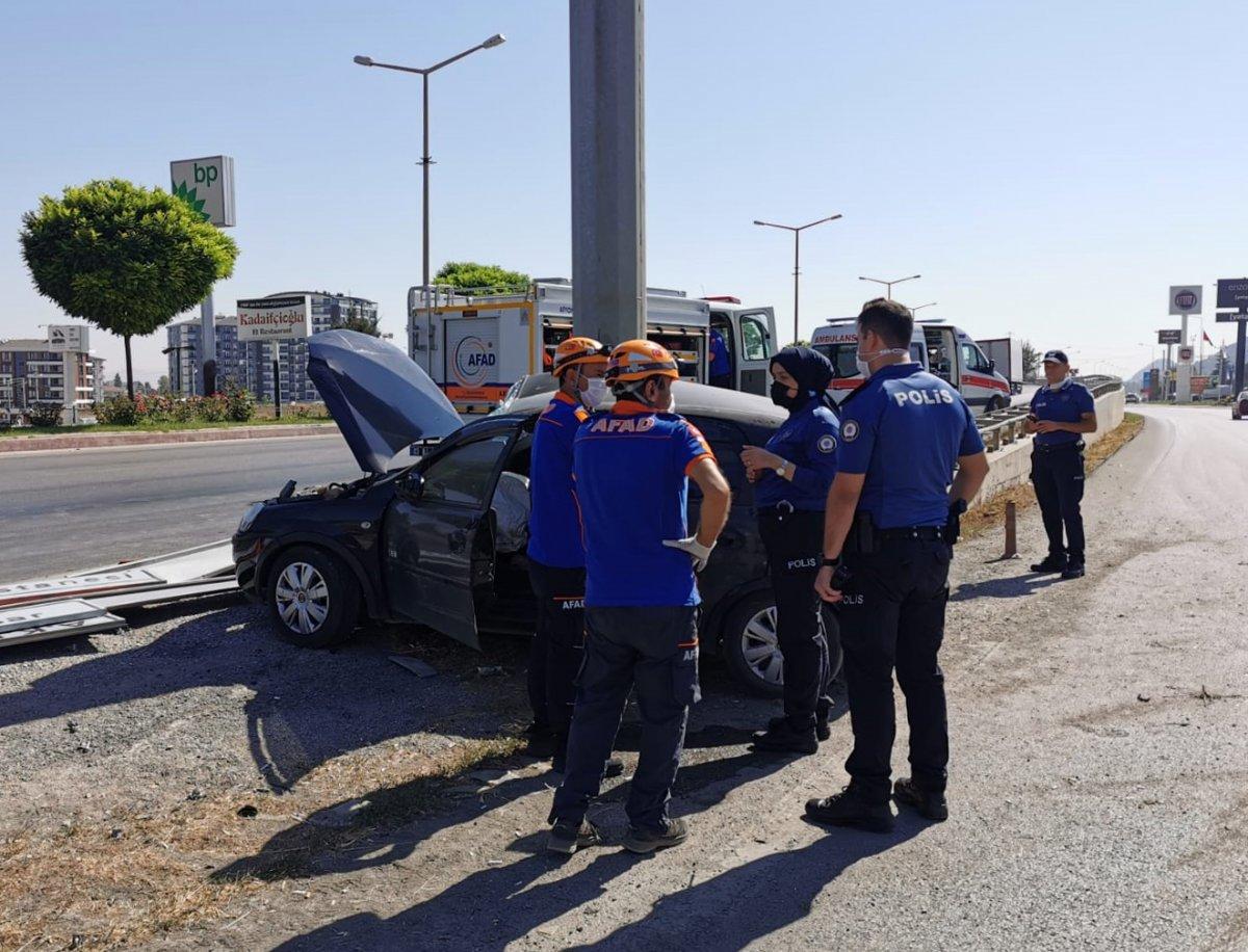 Afyonkarahisar'da otomobil yön levhası direğine çarptı: 1 ölü