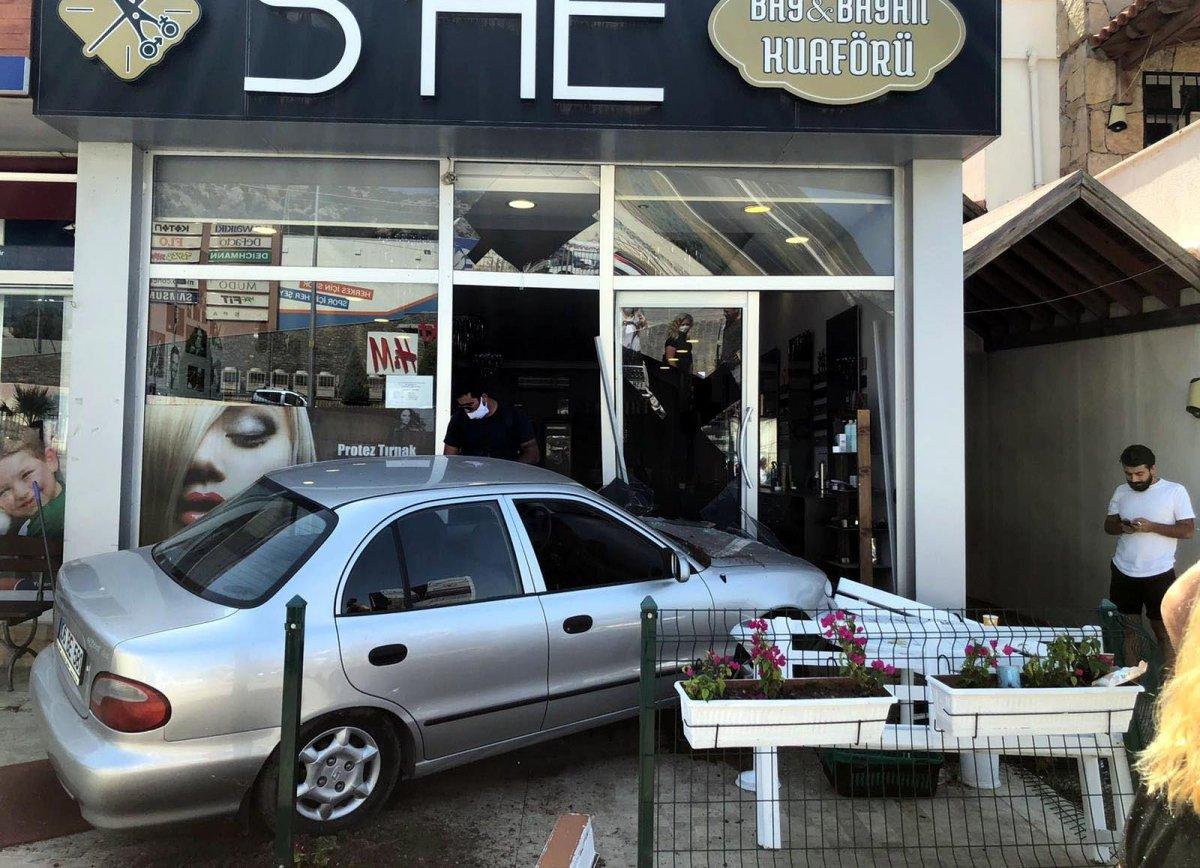 Bodrum'da otomobili park ederken kuaför dükkanına girdi