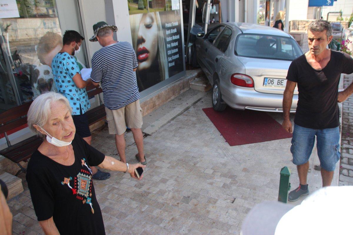 Bodrum'da otomobili park ederken kuaför dükkanına girdi