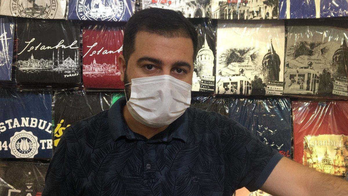 İstanbul'da giyim dükkanının tavanından sarkan yılan, çalışana saldırdı