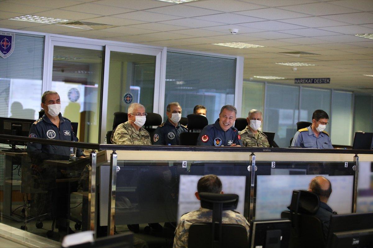 Milli Savunma Bakanı Hulusi Akar, yeni uçuş eğitim yılını uçuşla açtı