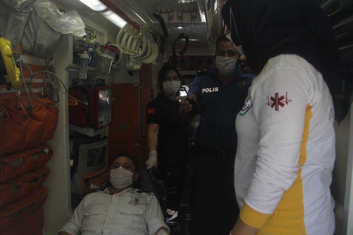 Adana'da banka müşterisi, güvenlik görevlisini bıçakladı