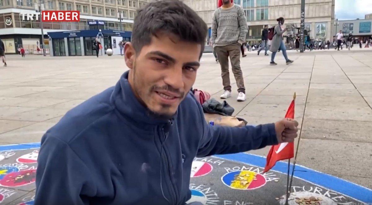 Almanya'da ülke bayraklarını yere çizen sanatçı Türk bayrağını asmayı tercih etti