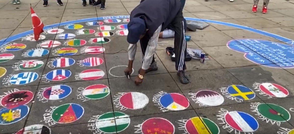 Almanya'da ülke bayraklarını yere çizen sanatçı Türk bayrağını asmayı tercih etti