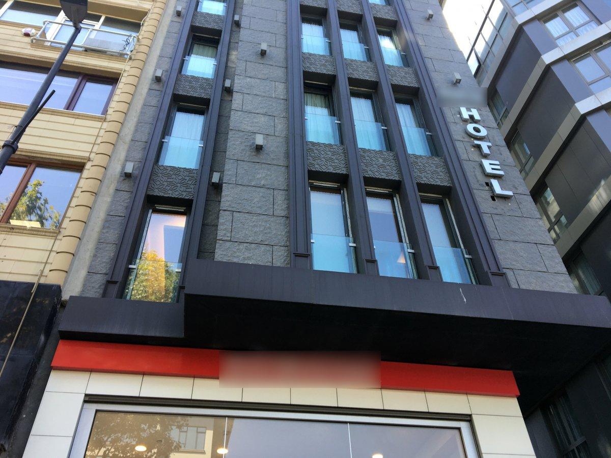 Şişli'de yoldan geçen gencin kafasına cam düştü