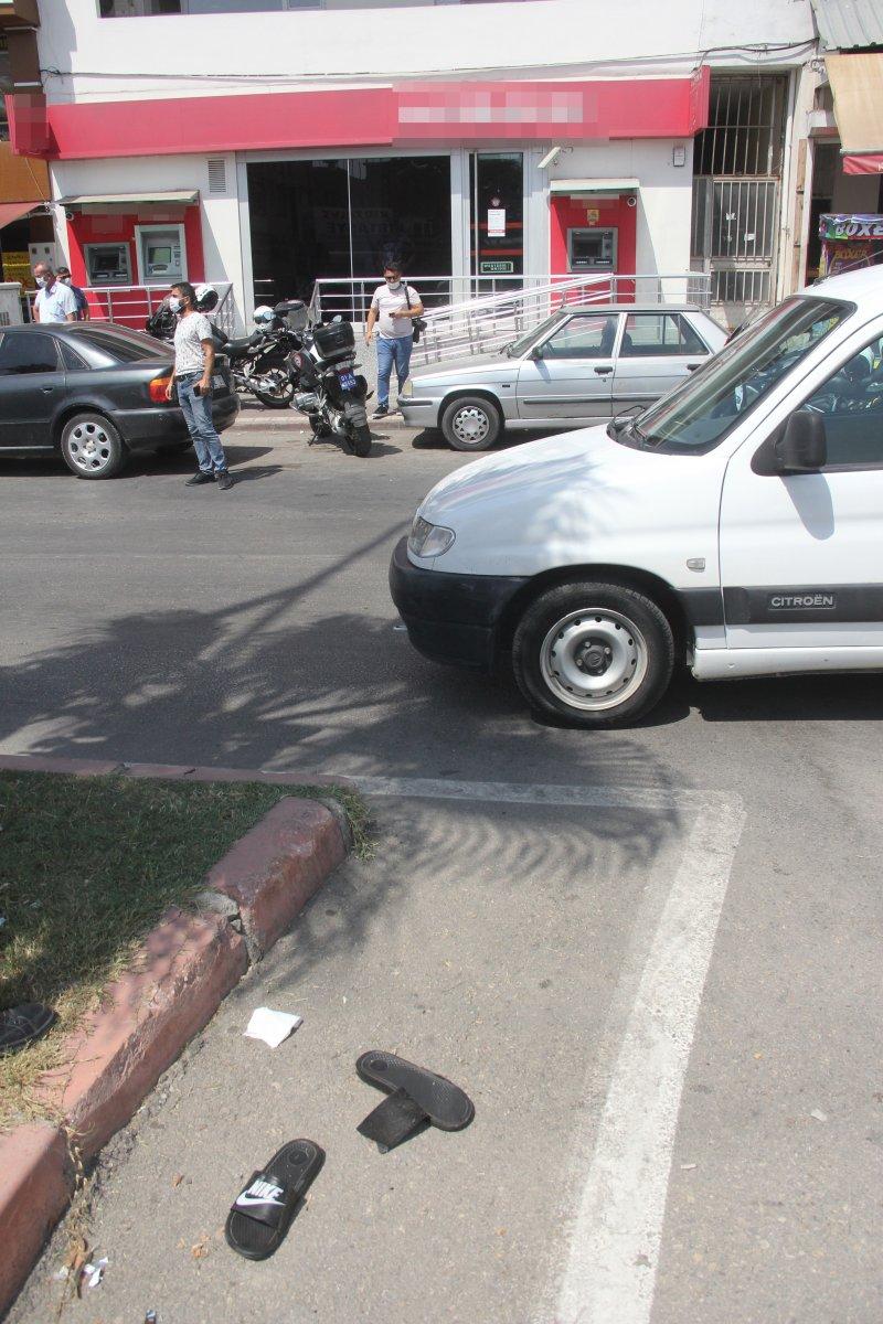 Adana'da banka müşterisi, güvenlik görevlisini bıçakladı