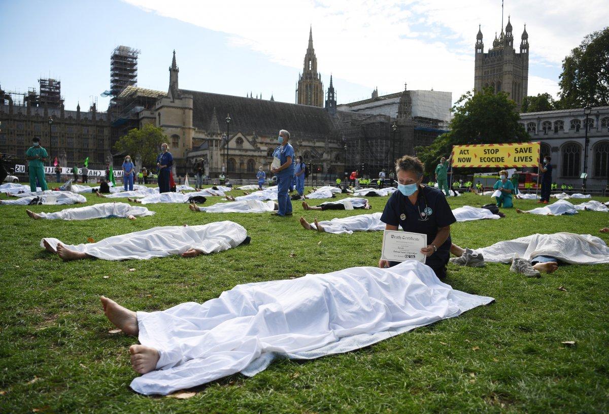 İngiltere’de çevrecilerden kefenli eylem