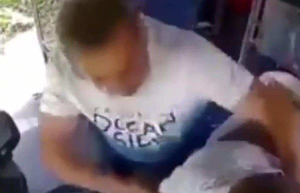 Hatay'da, maske takmasını isteyen şoförü yumrukladı