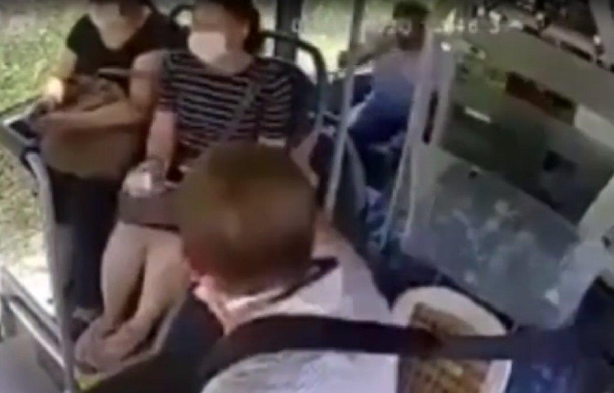 Hatay'da, maske takmasını isteyen şoförü yumrukladı