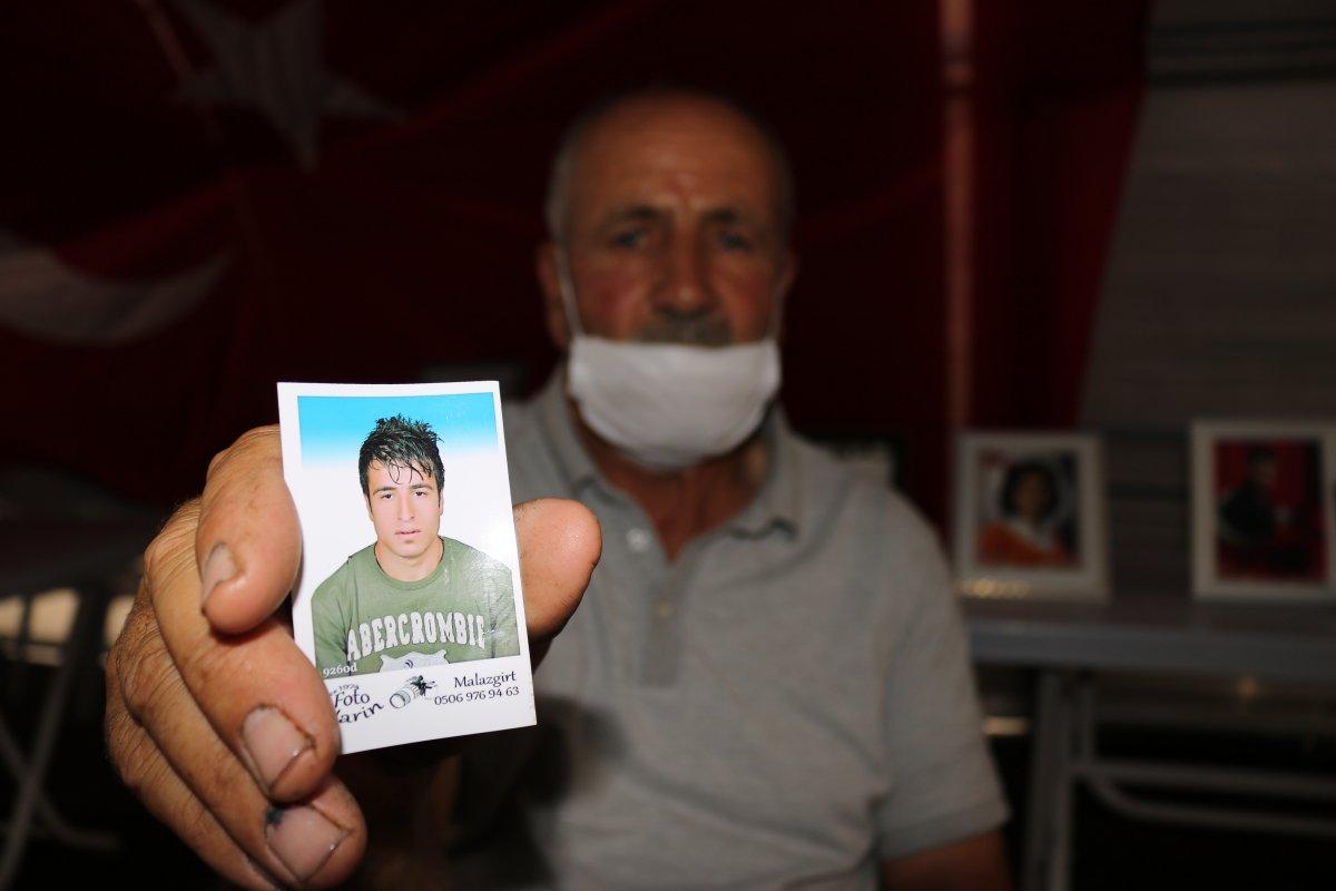 Diyarbakır’da HDP önündeki evlat nöbeti eylemine bir aile daha katıldı