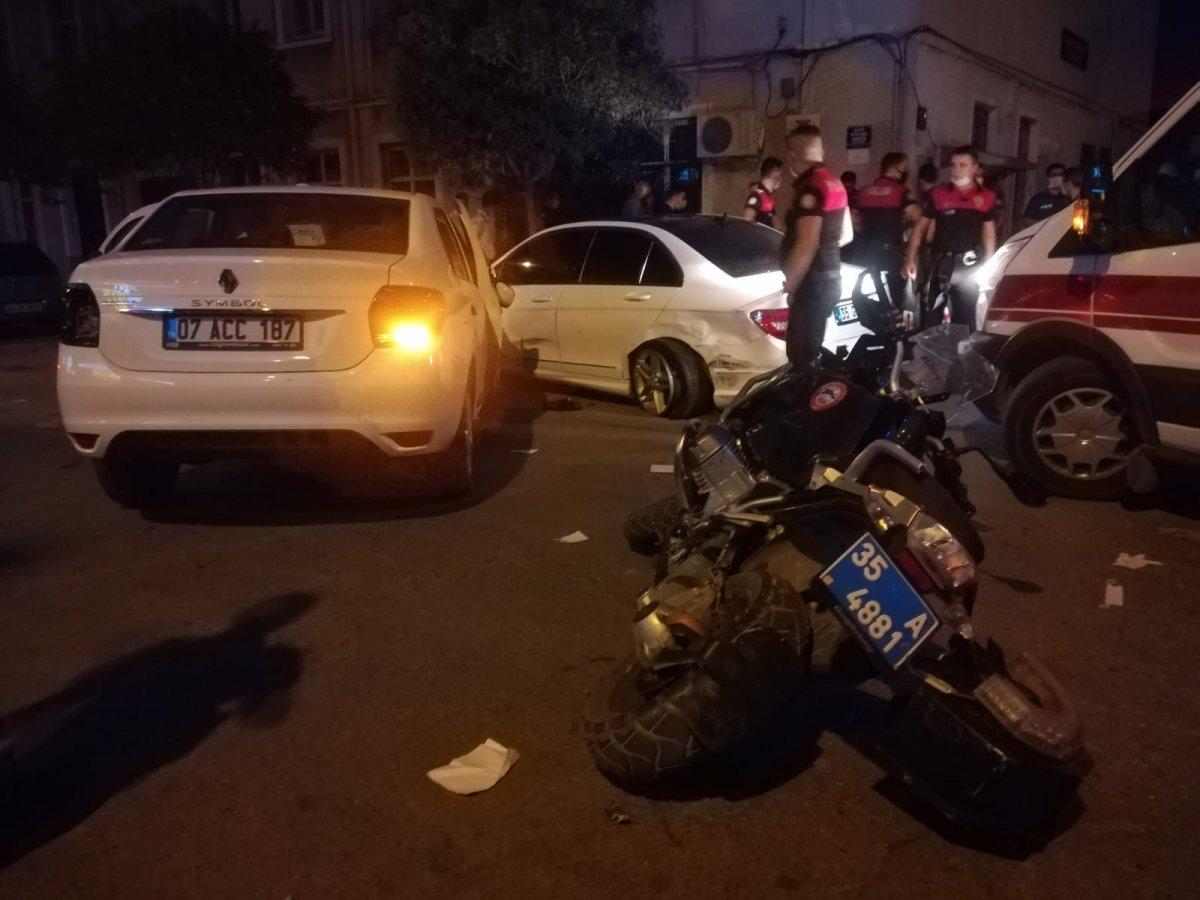 İzmir'de otomobil Yunus ekibine çarptı: 4 yaralı