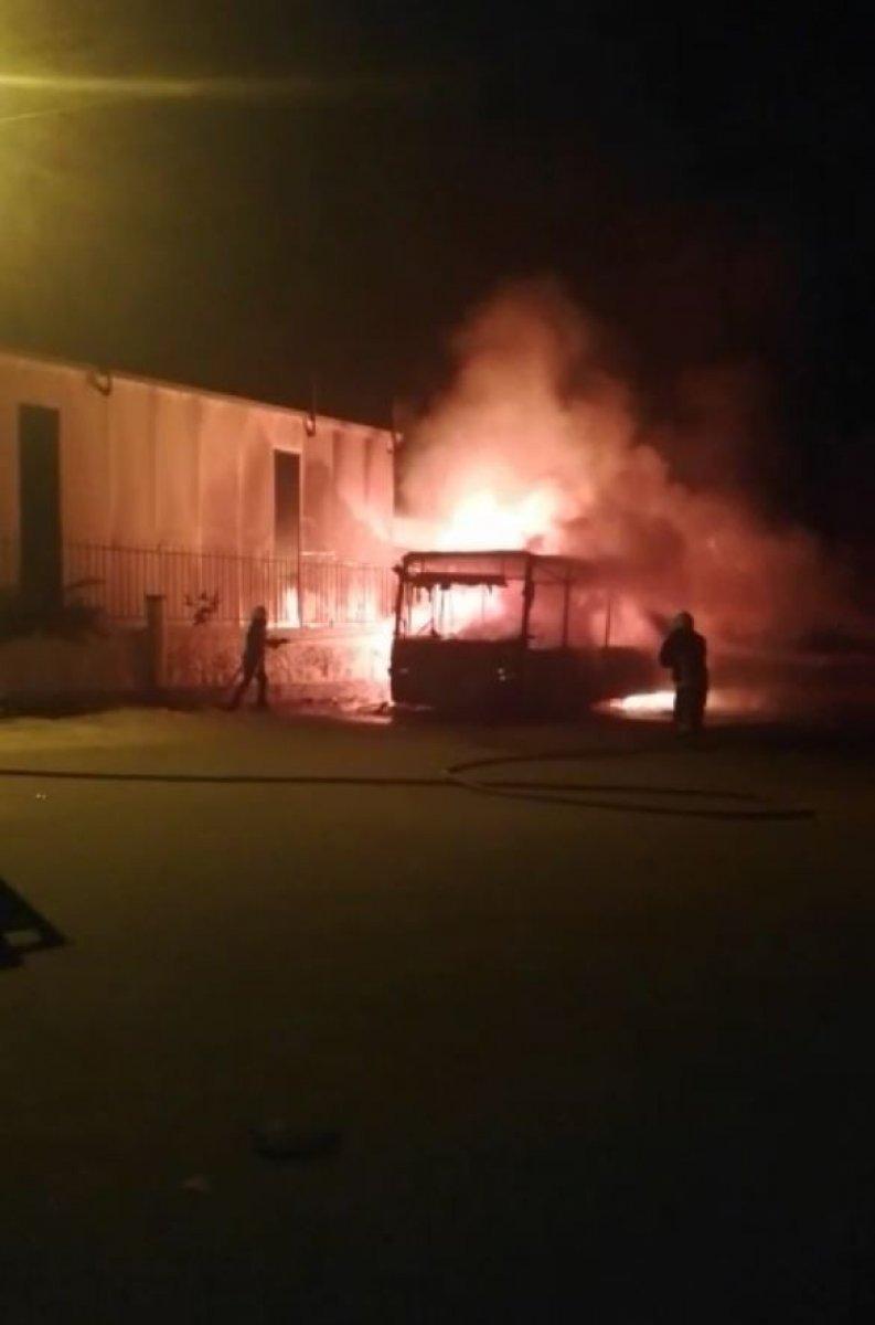 Antalya'da park halindeki otobüs yandı