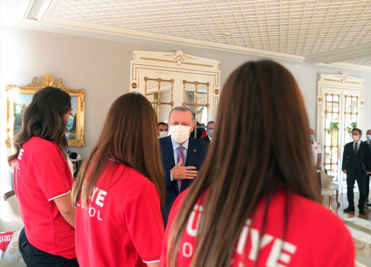 Cumhurbaşkanı Erdoğan, Avrupa şampiyonu voleybolcularımızı kabul etti