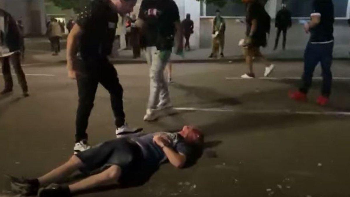 ABD polisi silahsız göstericileri döverek gözaltına aldı