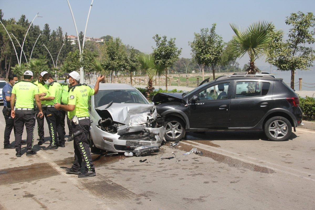Adana’da iki otomobil çarpıştı: 8 yaralı