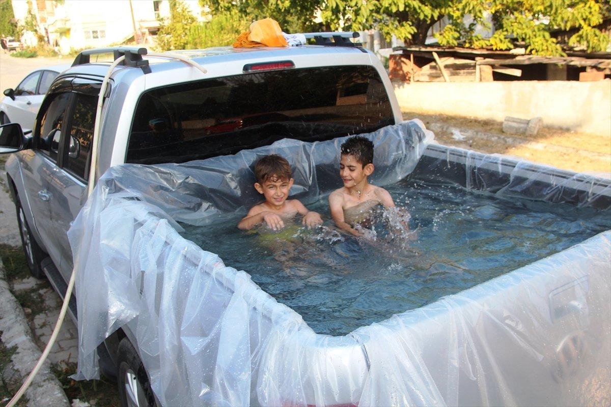 Amasya'da çocuklar pikap kasasında serinledi