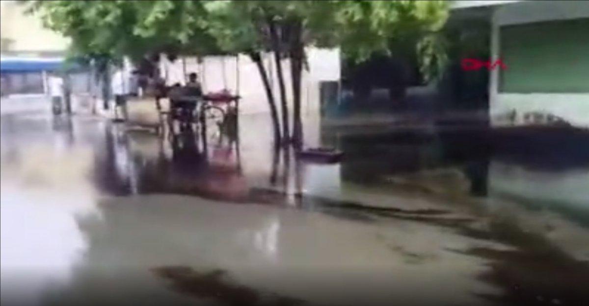 Venezuela’da petrol sahasını sel suları bastı