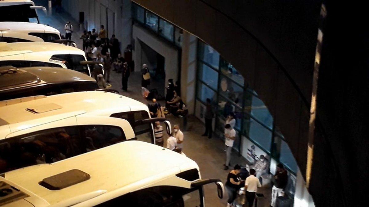 Ankara'da asker uğurlayan aileler yine koronavirüsü unuttu