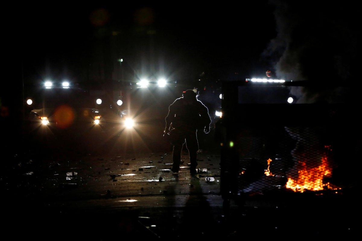 ABD polisi silahsız göstericileri döverek gözaltına aldı