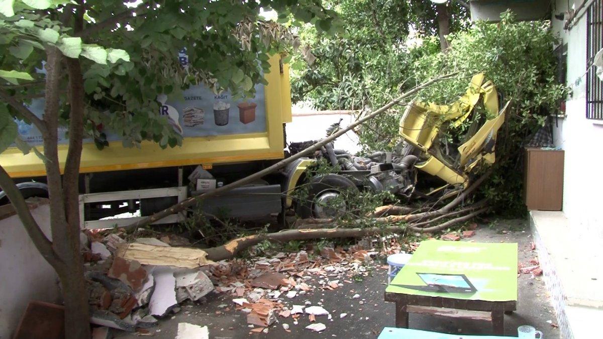 Sarıyer'de çöp kamyonu ortalığı savaş alanına çevirdi