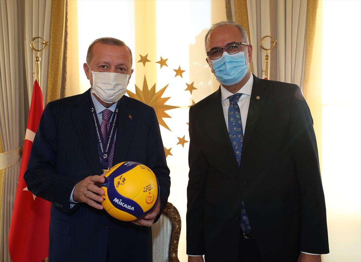 Cumhurbaşkanı Erdoğan, Avrupa şampiyonu voleybolcularımızı kabul etti