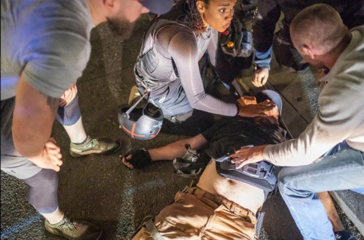 ABD polisi silahsız göstericileri döverek gözaltına aldı