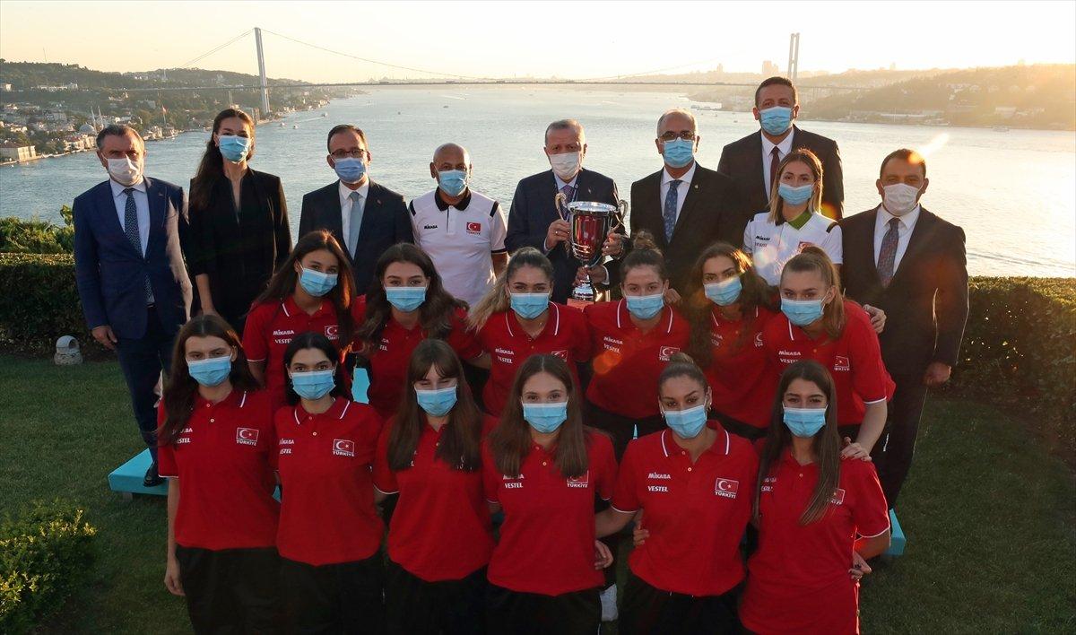 Cumhurbaşkanı Erdoğan, Avrupa şampiyonu voleybolcularımızı kabul etti