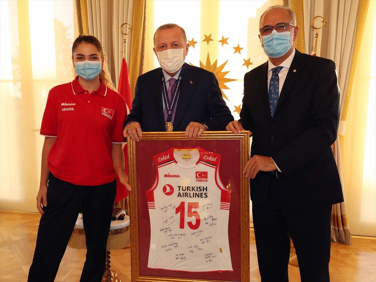 Cumhurbaşkanı Erdoğan, Avrupa şampiyonu voleybolcularımızı kabul etti