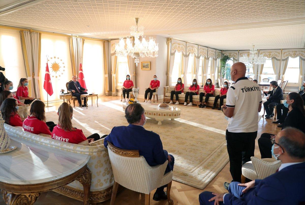 Cumhurbaşkanı Erdoğan, Avrupa şampiyonu voleybolcularımızı kabul etti