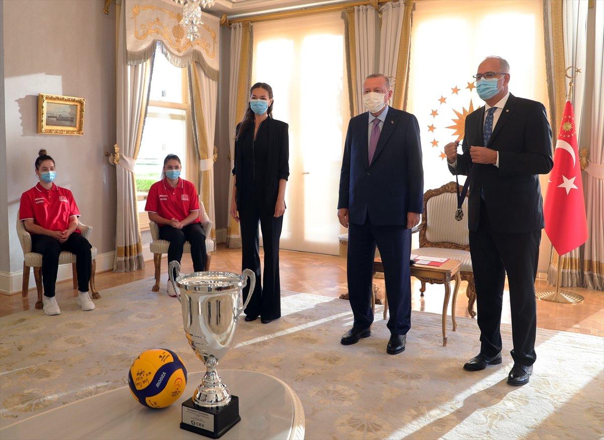 Cumhurbaşkanı Erdoğan, Avrupa şampiyonu voleybolcularımızı kabul etti