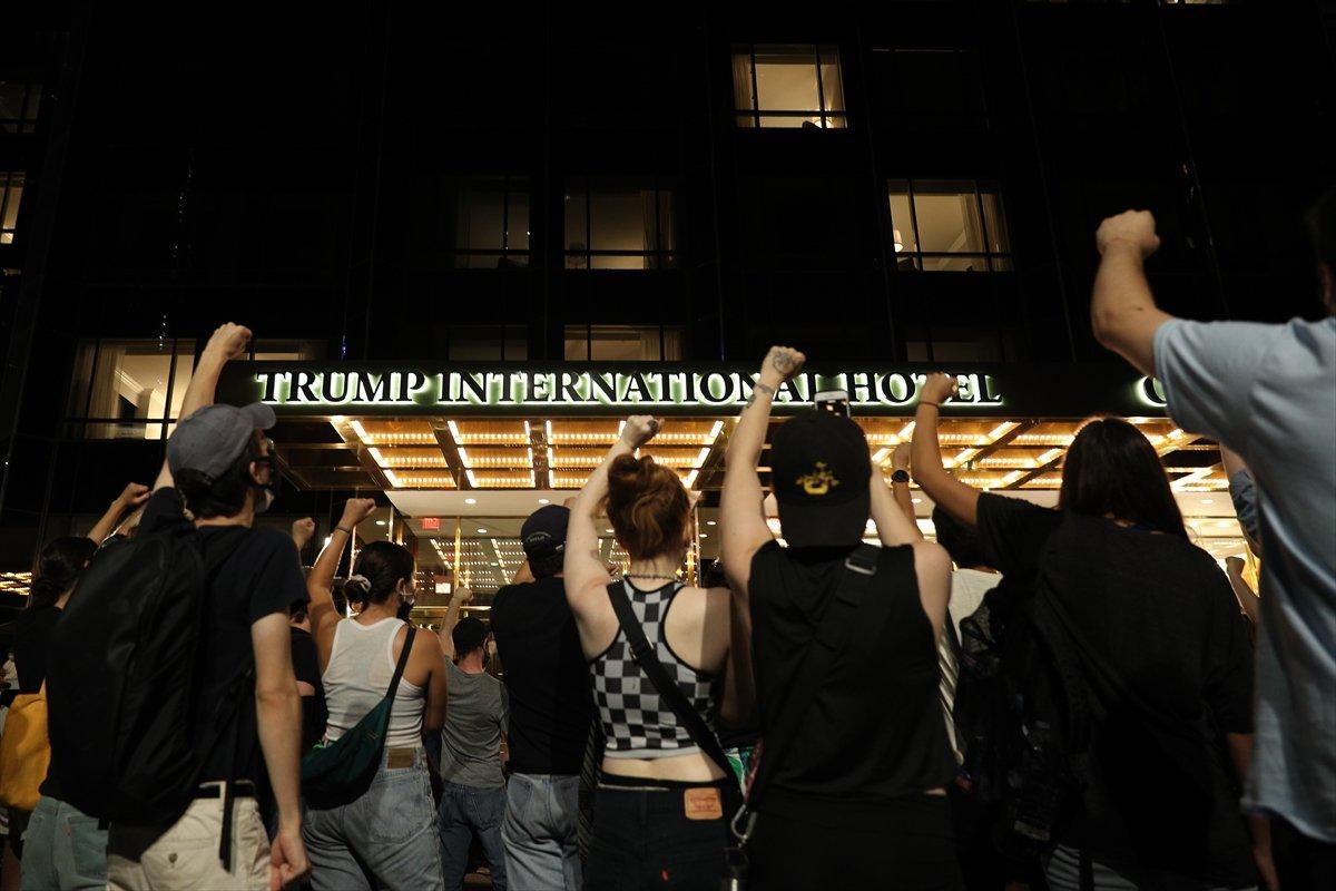 New York'ta Trump karşıtı protesto: Yüzlercesi otel önünde yattı