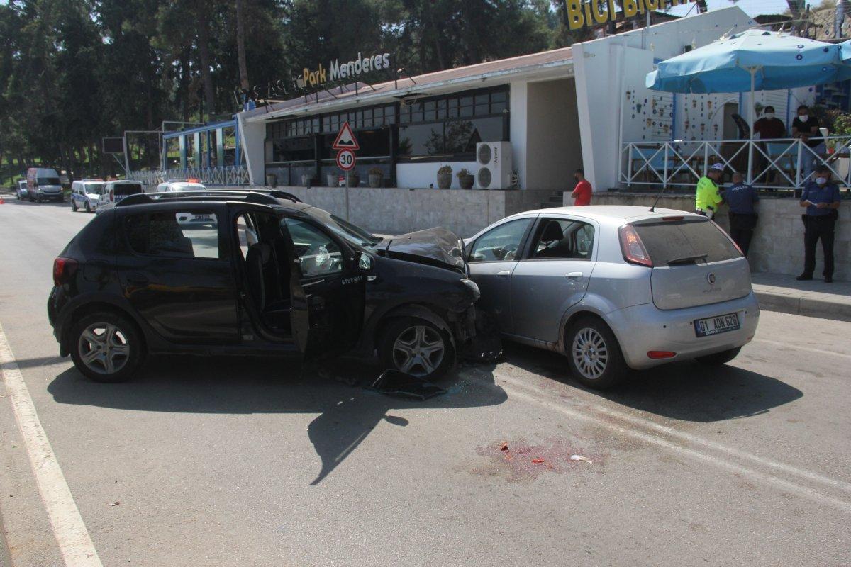 Adana’da iki otomobil çarpıştı: 8 yaralı