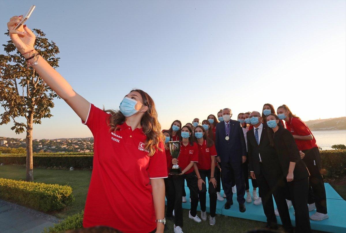 Cumhurbaşkanı Erdoğan, Avrupa şampiyonu voleybolcularımızı kabul etti