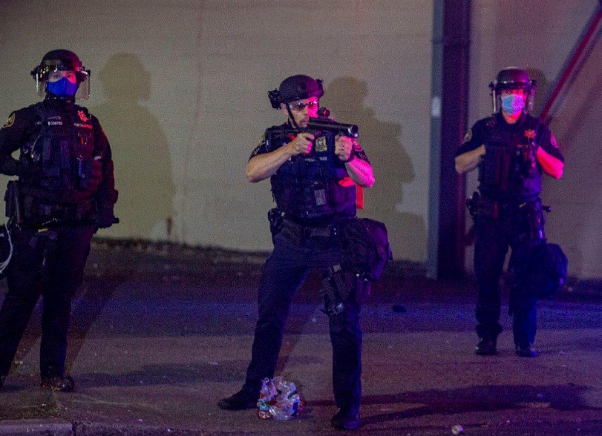 ABD polisi silahsız göstericileri döverek gözaltına aldı