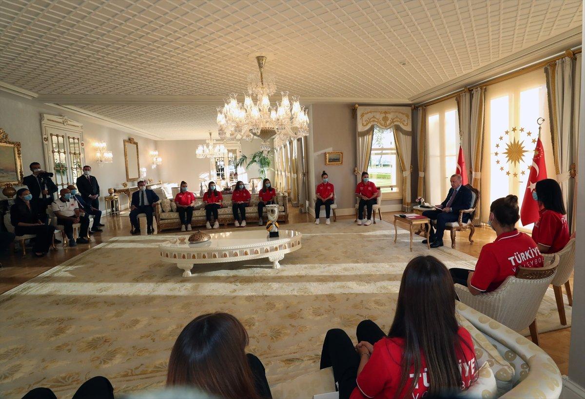 Cumhurbaşkanı Erdoğan, Avrupa şampiyonu voleybolcularımızı kabul etti