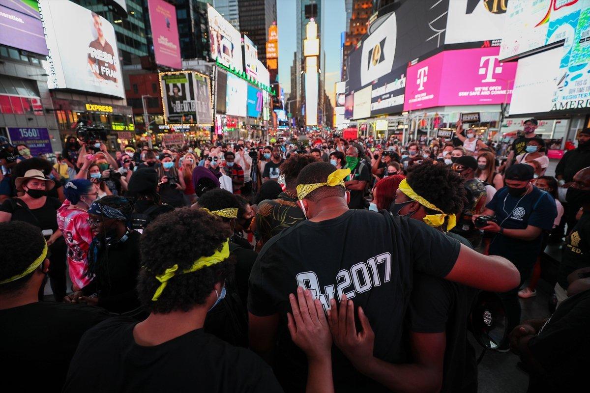 New York'ta Trump karşıtı protesto: Yüzlercesi otel önünde yattı