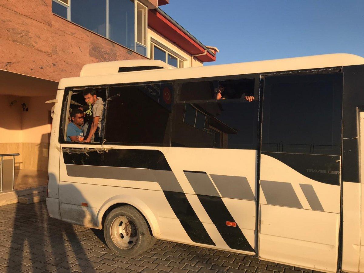 Van'da 17 kişilik minibüste 65 kaçak göçmen yakalandı