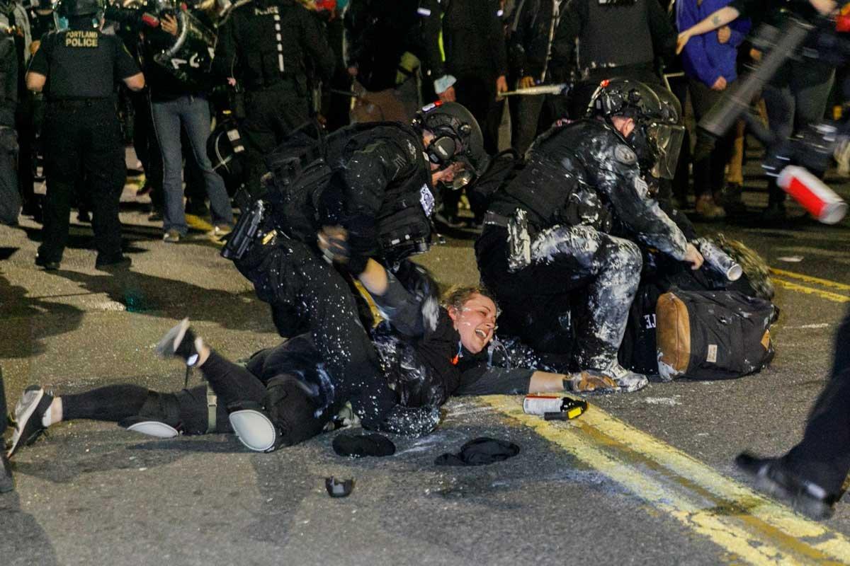 ABD polisi silahsız göstericileri döverek gözaltına aldı