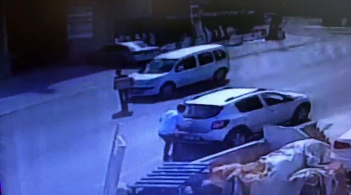 Avcılar'da yolun karşısına geçmek isteyen gence araç çarptı