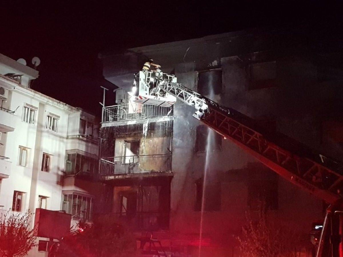 İzmir'de bir apartmanda yangın çıktı