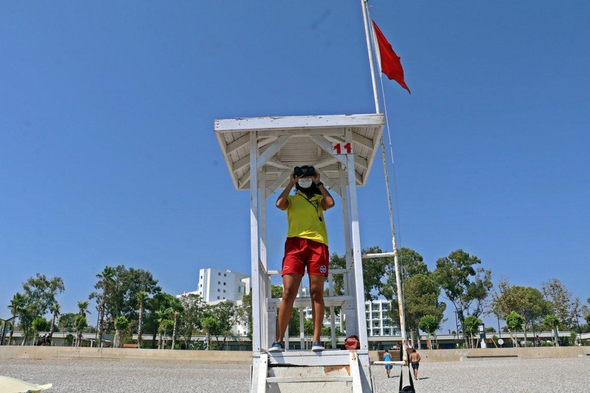 Antalya'da kadın cankurtaranlardan 'boğulma taklidi' tepkisi