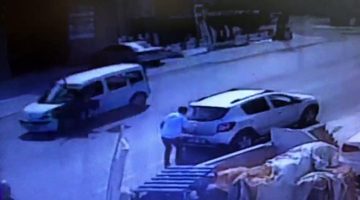 Avcılar'da yolun karşısına geçmek isteyen gence araç çarptı